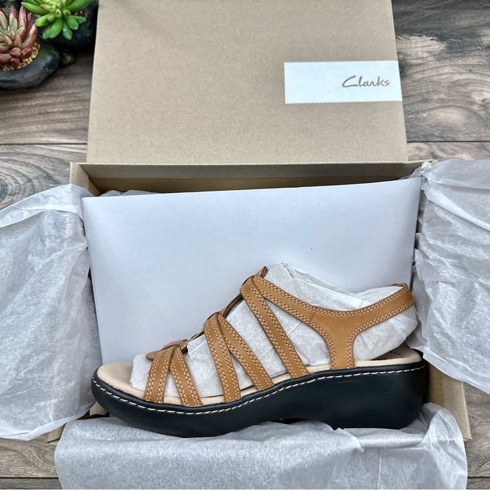 ❌SOLD OUT❌NIB Clarks Delana Curve Tan leather Slingback Strappy Wedge Sandal 8M - Picture 11 of 12